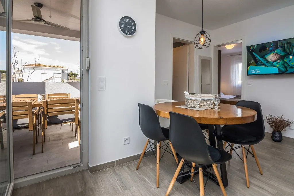 Apartment in Vir for 4–6 Guests with Terrace
