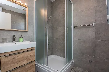 Apartment in Vir for 4–6 Guests with Terrace