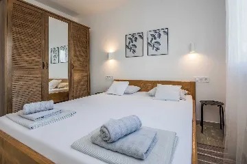 Apartment in Vir for 4–6 Guests with Terrace