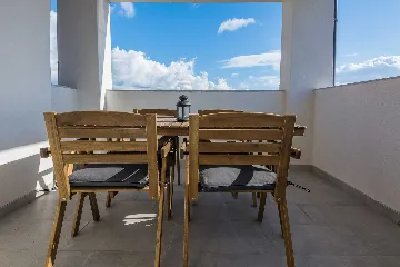 Apartment in Vir for 2–4 Guests with Balcony