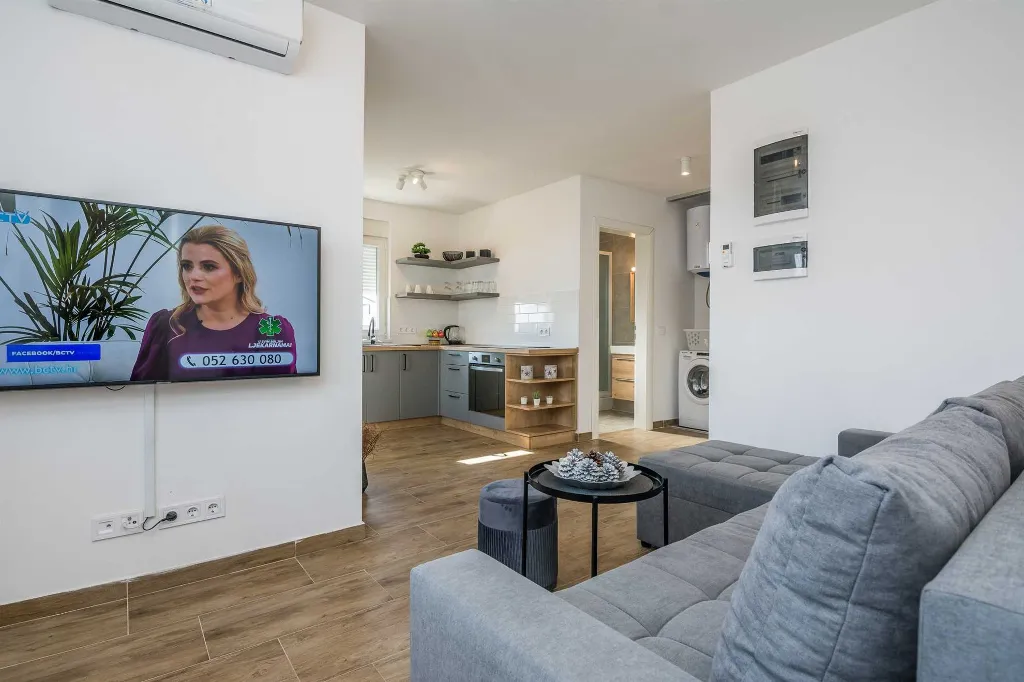 Apartment in Vir for 2–4 Guests with Balcony