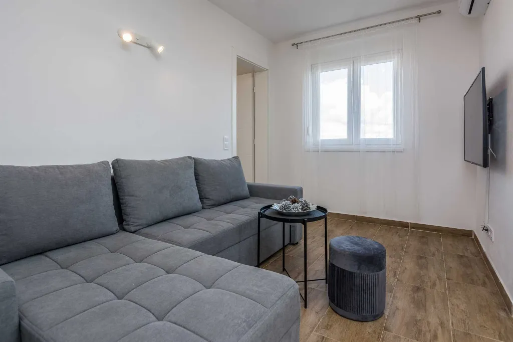 Apartment in Vir for 2–4 Guests with Balcony