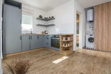 Apartment in Vir for 2–4 Guests with Balcony