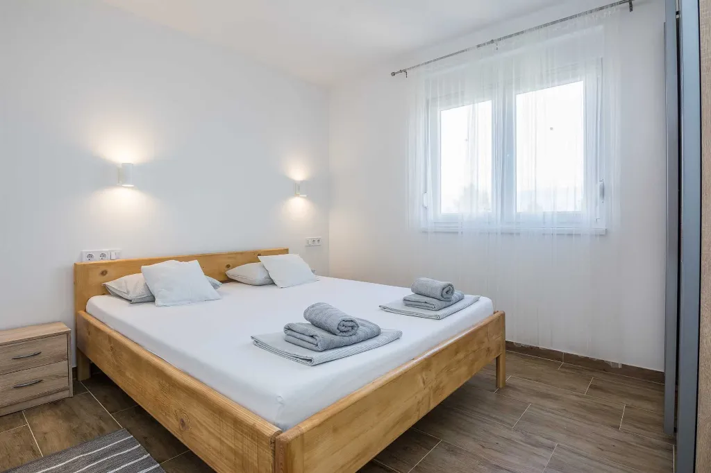 Apartment in Vir for 2–4 Guests with Balcony