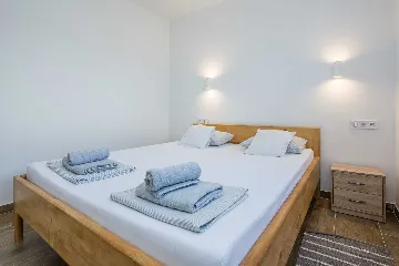 Apartment in Vir for 2–4 Guests with Balcony