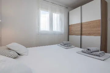 Apartment in Vir for 2–4 Guests with Balcony