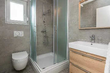 Apartment in Vir for 2–4 Guests with Balcony