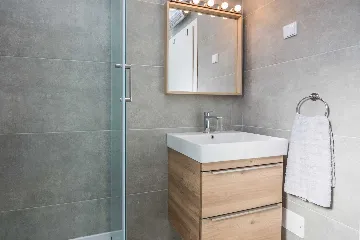 Apartment in Vir for 2–4 Guests with Balcony