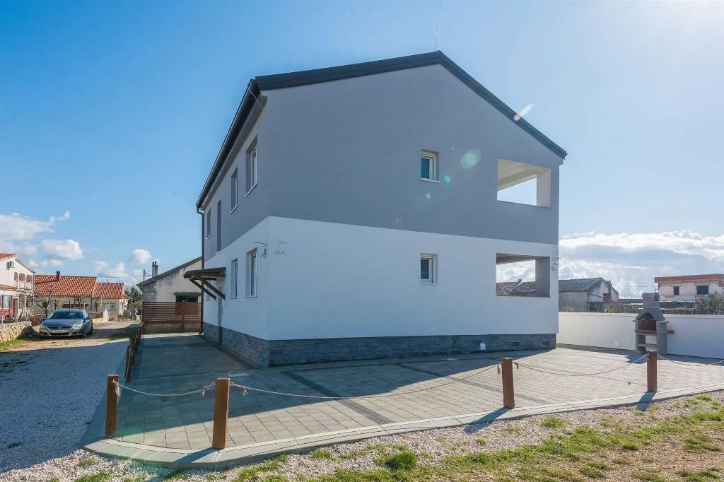 Apartment in Vir for 2–4 Guests with Balcony