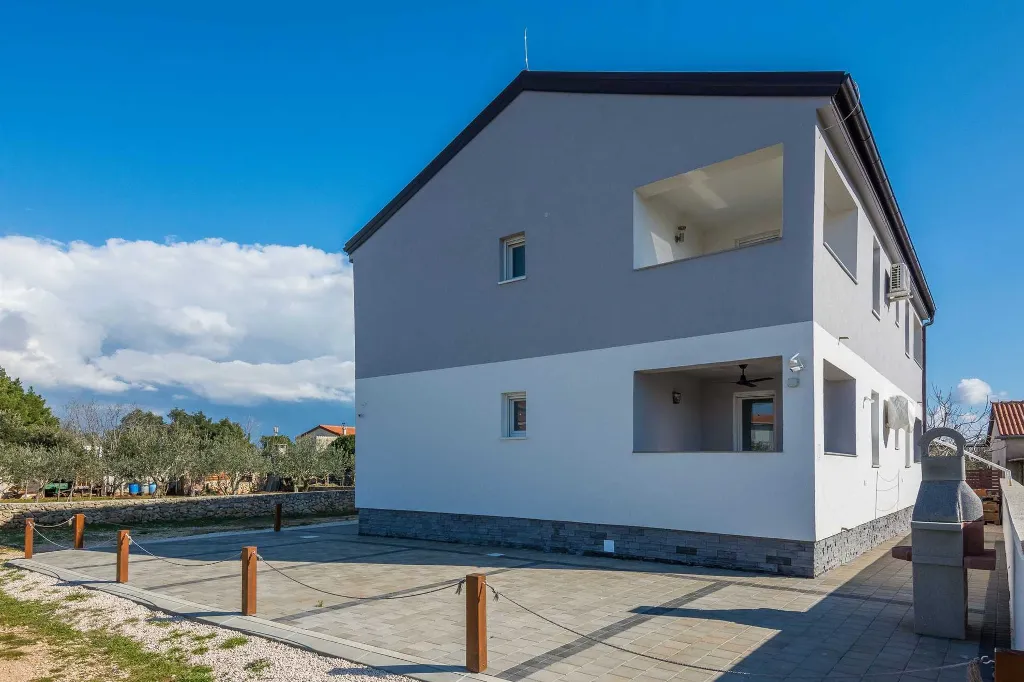 Apartment in Vir for 2–4 Guests with Balcony