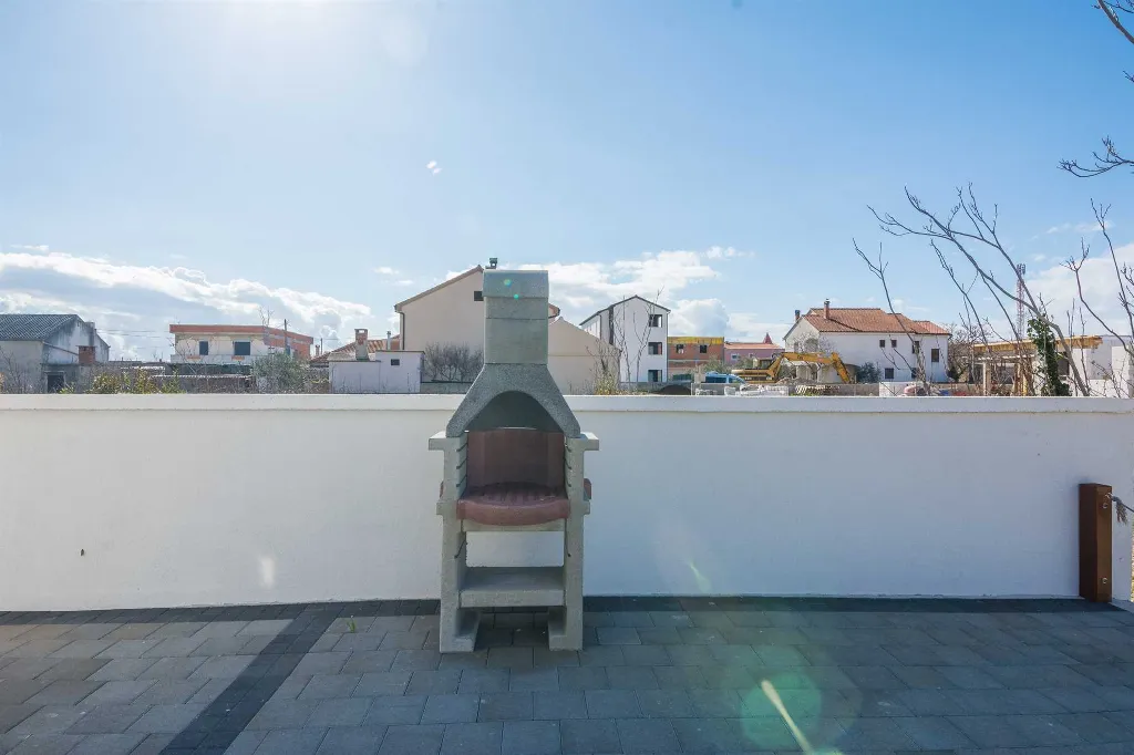 Apartment in Vir for 2–4 Guests with Balcony