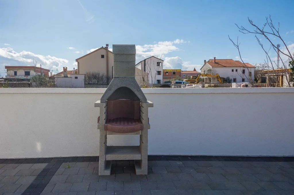 Apartment in Vir for 2–4 Guests with Balcony