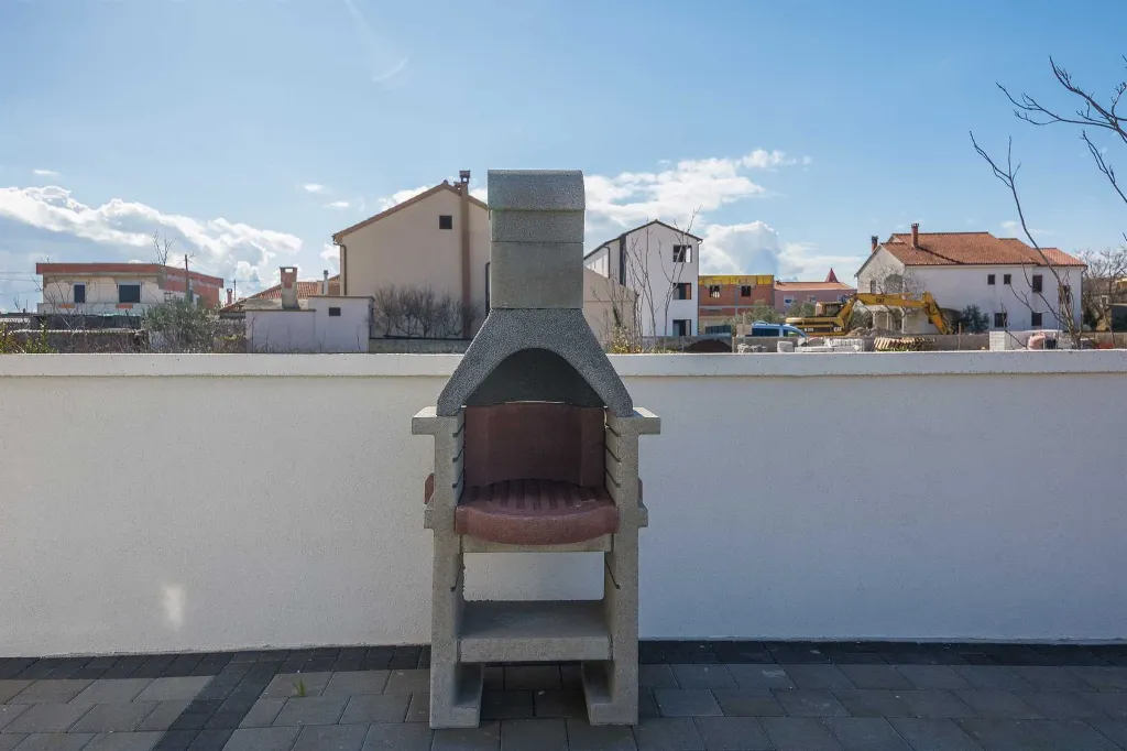 Apartment in Vir for 2–4 Guests with Balcony