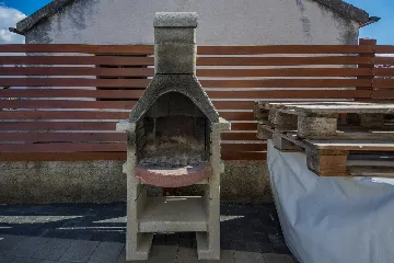 Apartment in Vir for 2–4 Guests with Balcony