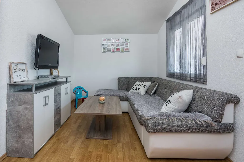 2-Bedroom Apartment in Vir for 4 Guests