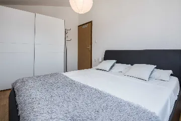 2-Bedroom Apartment in Vir for 4 Guests