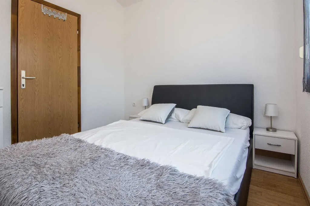 2-Bedroom Apartment in Vir for 4 Guests