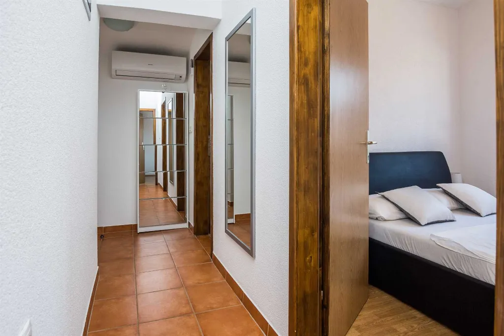 2-Bedroom Apartment in Vir for 4 Guests