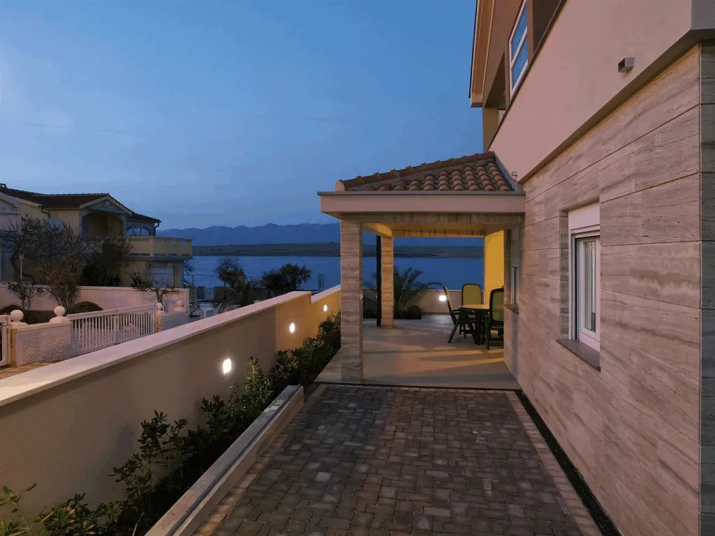 Apartment in Vir for 2–4 Guests with Balcony