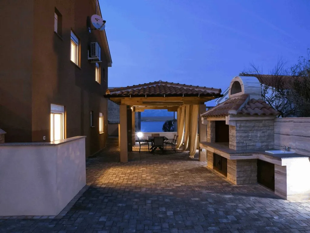 Apartment in Vir for 2–4 Guests with Balcony