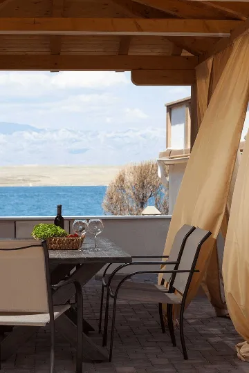 Apartment in Vir for 2–4 Guests with Balcony