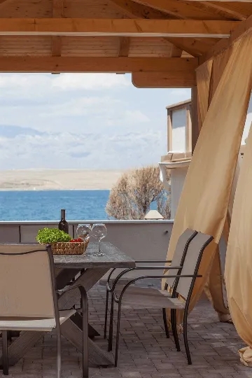 Apartment in Vir for 2–4 Guests with Balcony