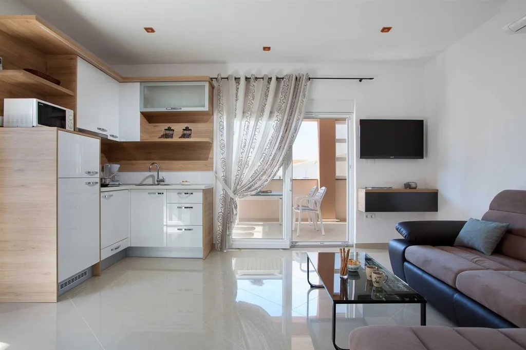 Apartment in Vir for 2–4 Guests with Balcony