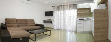 Apartment in Vir for 2–4 Guests with Balcony