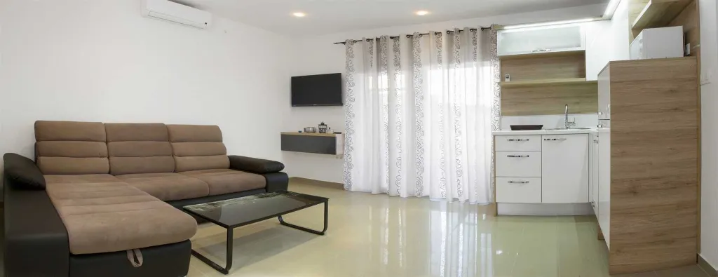 Apartment in Vir for 2–4 Guests with Balcony