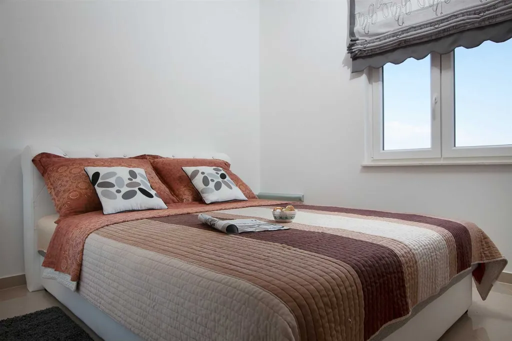 Apartment in Vir for 2–4 Guests with Balcony
