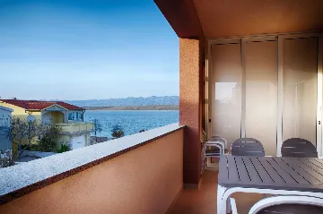 Apartment in Vir for 2–4 Guests with Balcony