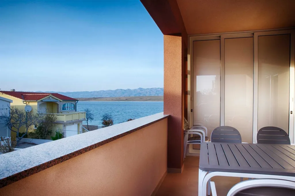Apartment in Vir for 2–4 Guests with Balcony