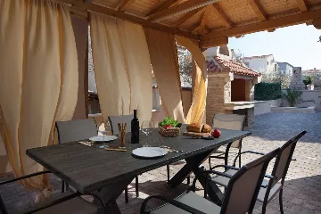 Apartment in Vir for 2–4 Guests with Balcony