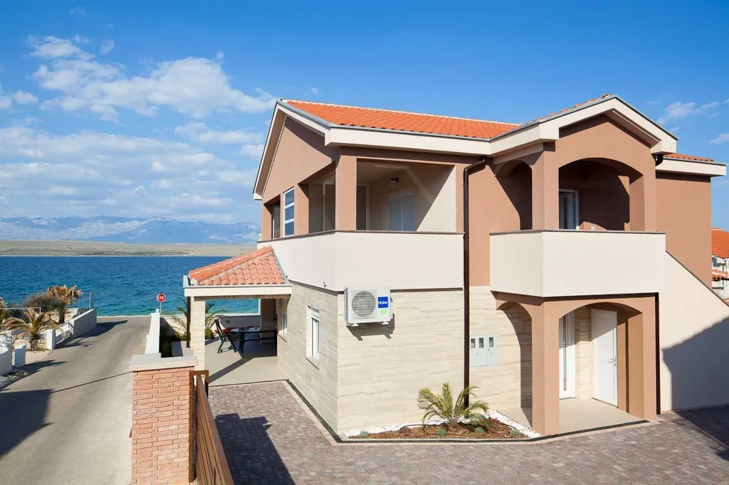 Apartment in Vir for 2–4 Guests with Balcony