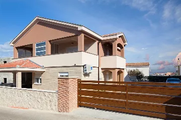 Apartment in Vir for 2–4 Guests with Balcony