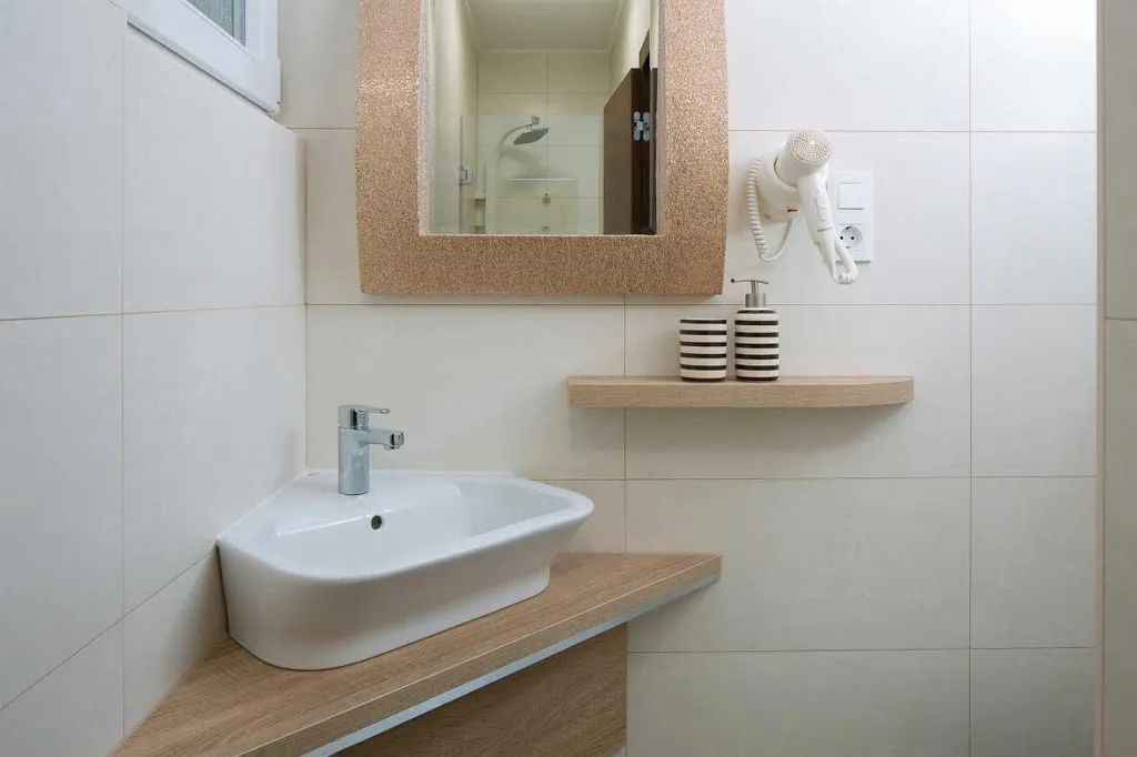 Apartment 10m to the Sea in Vir with Balcony