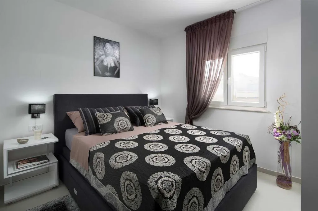 Sea-View Apartment in Vir for 2–4 Guests