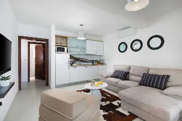 Sea-View Apartment in Vir for 2–4 Guests