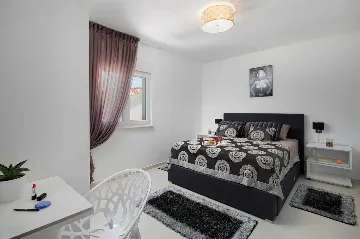 Vir Apartment with Sea-View Balcony (2–4 guests)