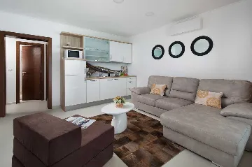 Air-conditioned Beach Apartment for 2–4 in Vir