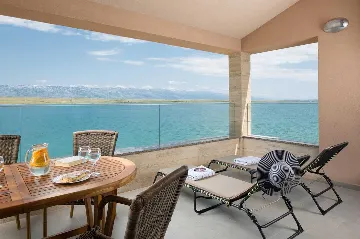 Air-conditioned Beach Apartment for 2–4 in Vir