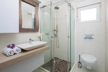 Air-conditioned Beach Apartment for 2–4 in Vir