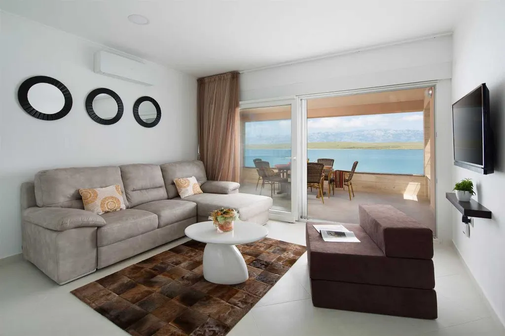 Air-conditioned Beach Apartment for 2–4 in Vir