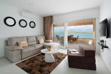 Air-conditioned Beach Apartment for 2–4 in Vir