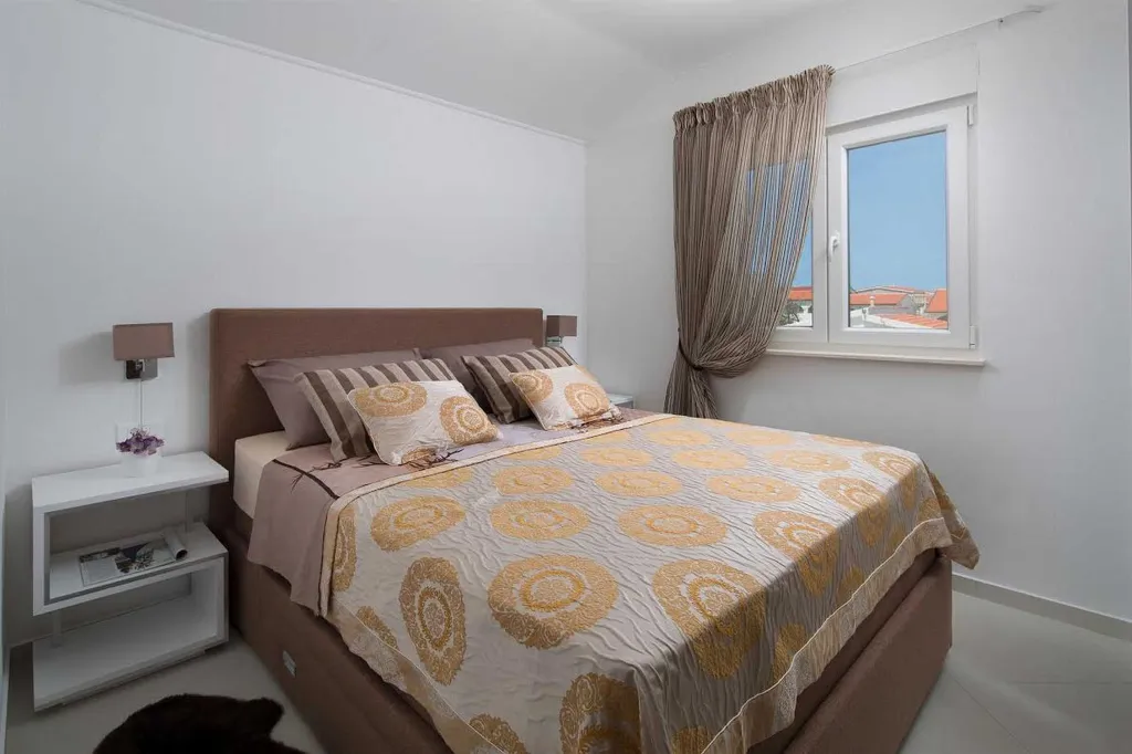 Air-conditioned Beach Apartment for 2–4 in Vir