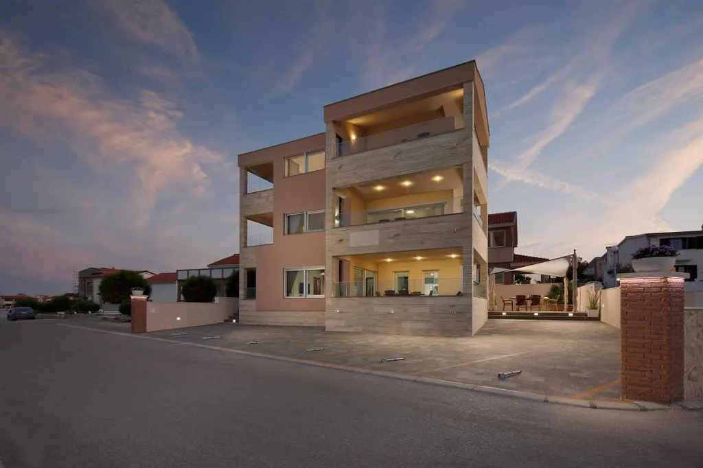 Air-conditioned Beach Apartment for 2–4 in Vir