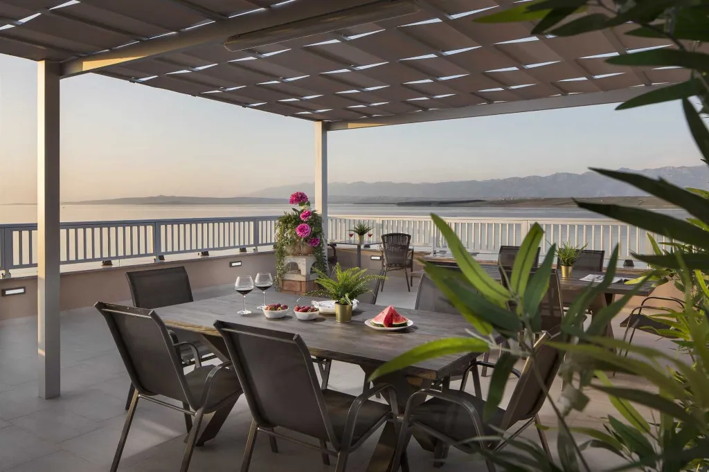 2-Bedroom Apartment with Sea View in Vir