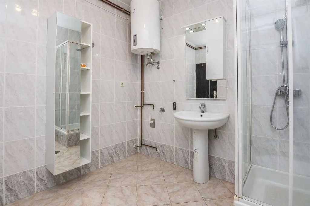 2-Bedroom Apartment in Privlaka for 4–6 Guests