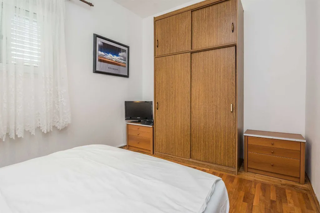 2-Bedroom Apartment in Privlaka for 4–6 Guests
