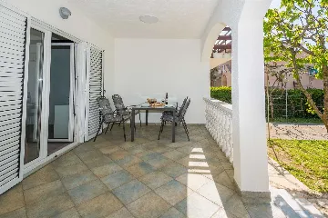 2-Bedroom Apartment in Privlaka for 4–6 Guests